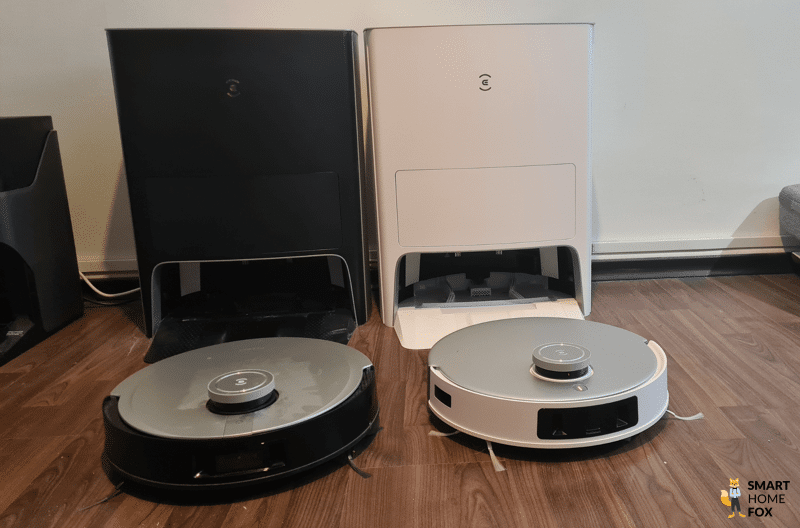 Die OMNI Stationen von ECOCAVS DEEBOT T20 und X1 stehen nebeneinander.